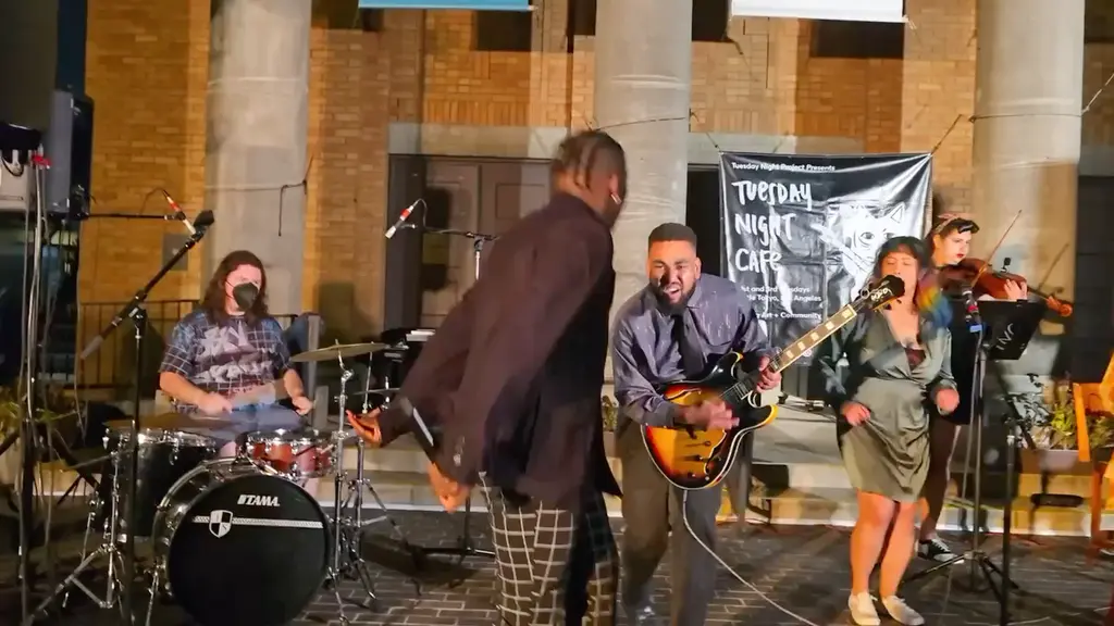 EEDB43A2-B542-4420-8A39-F500BBE1377A.mp4